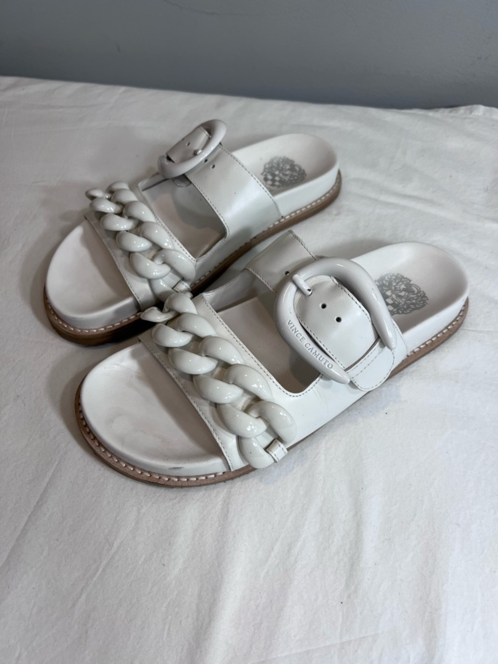 Vince Camuto Kenendys white chained footbed slide sandals size 7